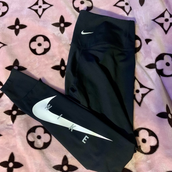 Brand new with tags. Nike Womens Swoosh Logo Active Running 7/8 Leggings - Picture 2 of 7